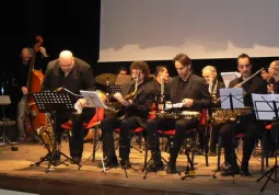 L'Avant Orchestra Big Band sul paco del Teatro Civico